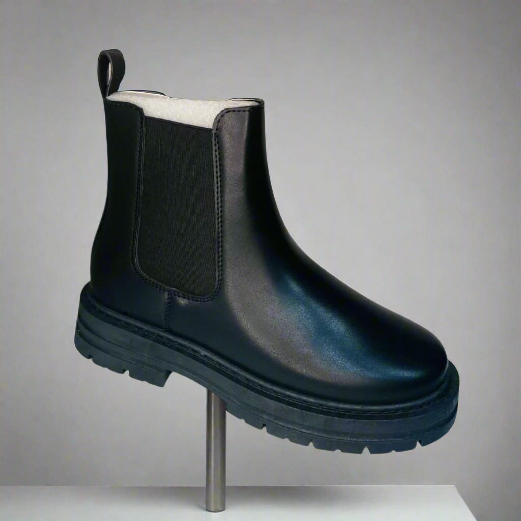 black boots, chunky fashion boot, chunky boot, spring fashion, autumn fashion, doc martin style