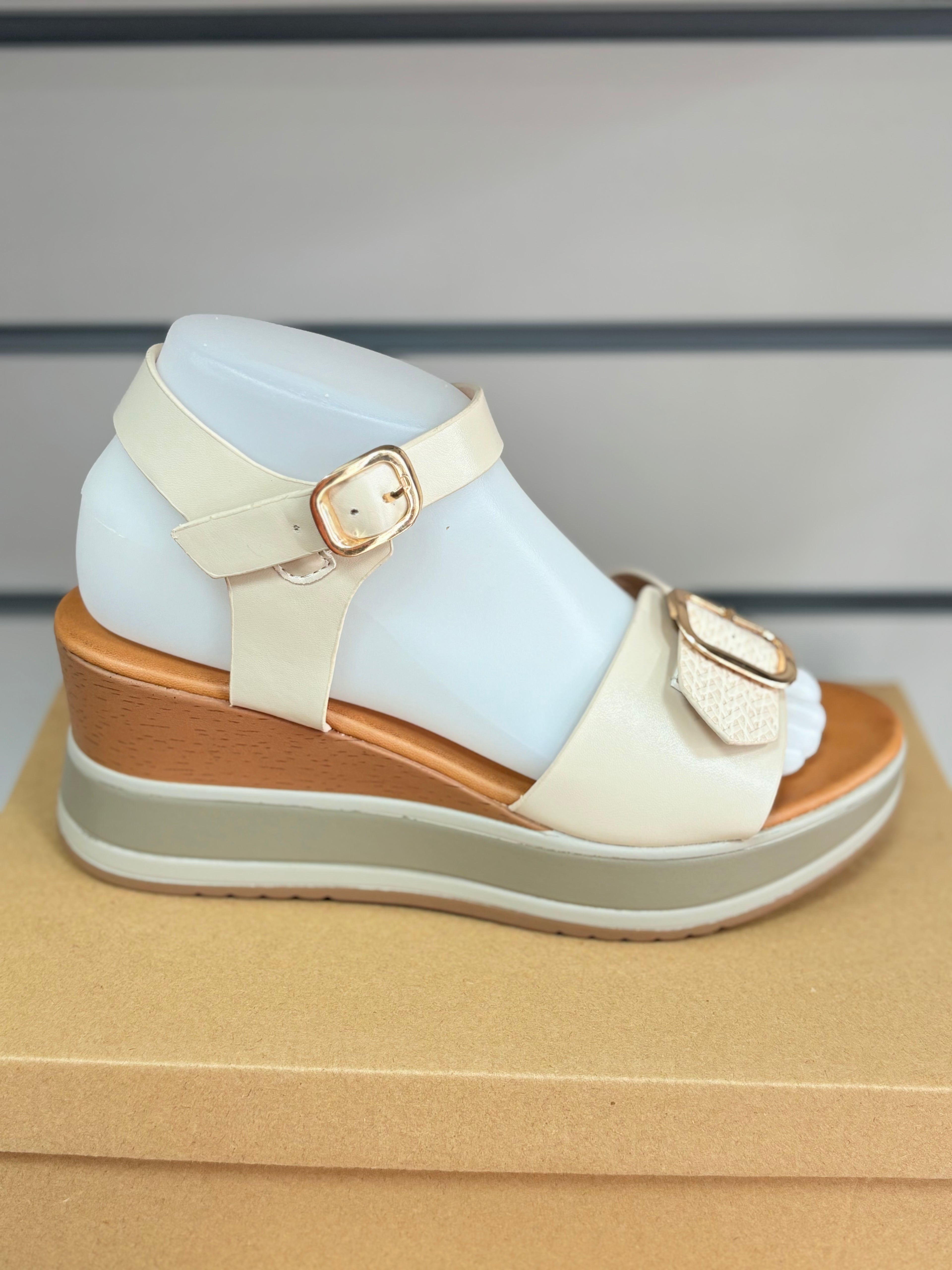 Beige wedge buckle sandal